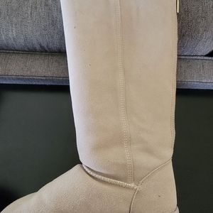 Forever 21 fuzzy boot